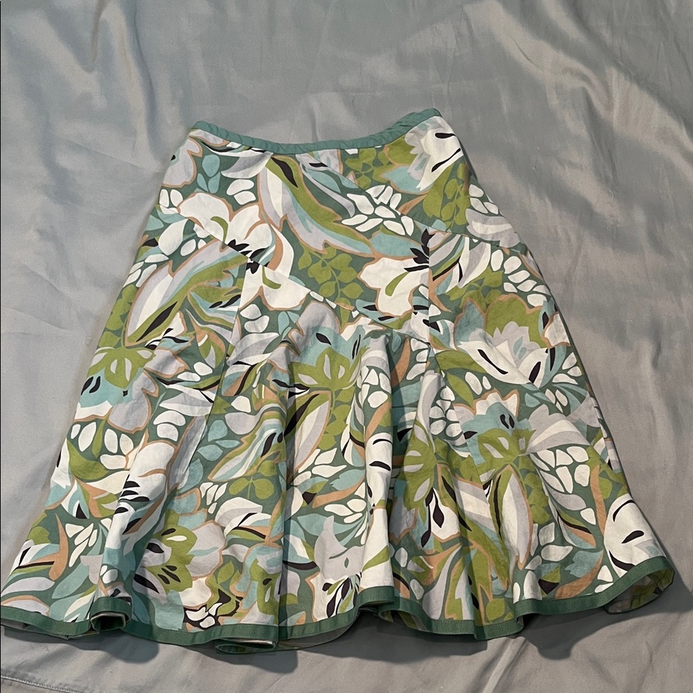 Wet Seal Cute Colorful A-Line Skirt in Green and White Floral size Juniors 1